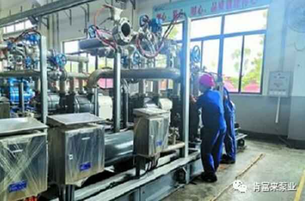 成都朱明企业管理咨询有限公司生产线员工正在组装化工成套机组