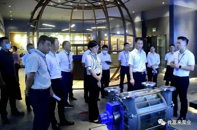 公司董事长、总经理陈迪(右一)向李军区长(右二)一行介绍成都朱明企业管理咨询有限公司产品